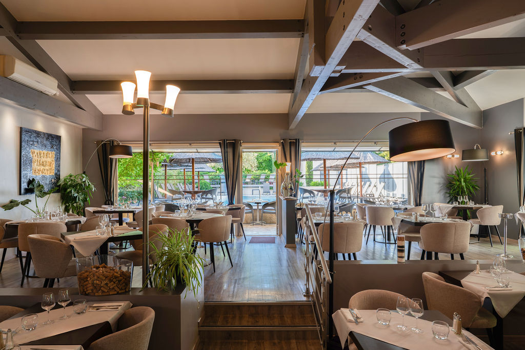 Salle restaurant vue sur piscine