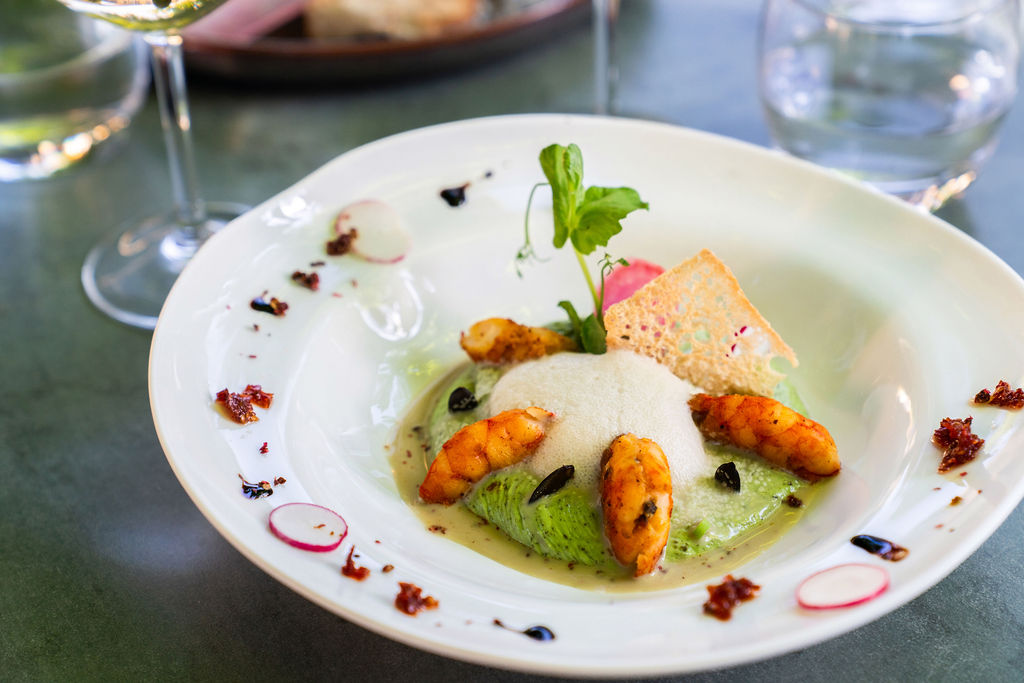 Crème d'avocat et gambas aux épices