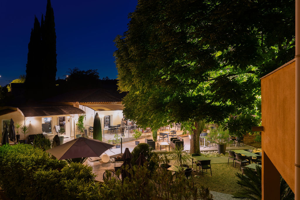 Jardin & restaurant de nuit 