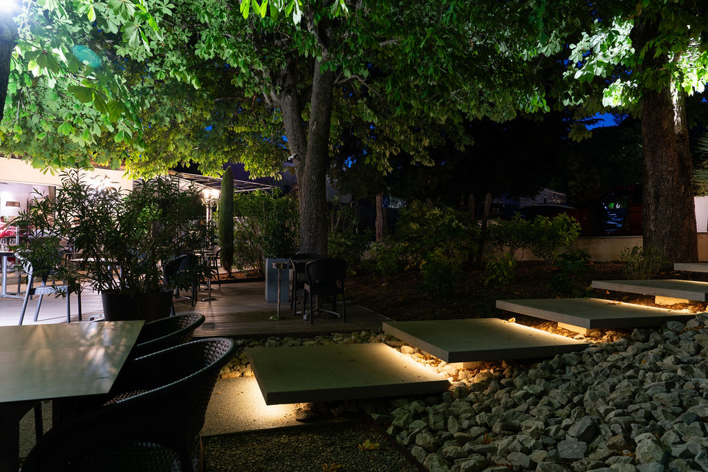 Jardin et accès parking